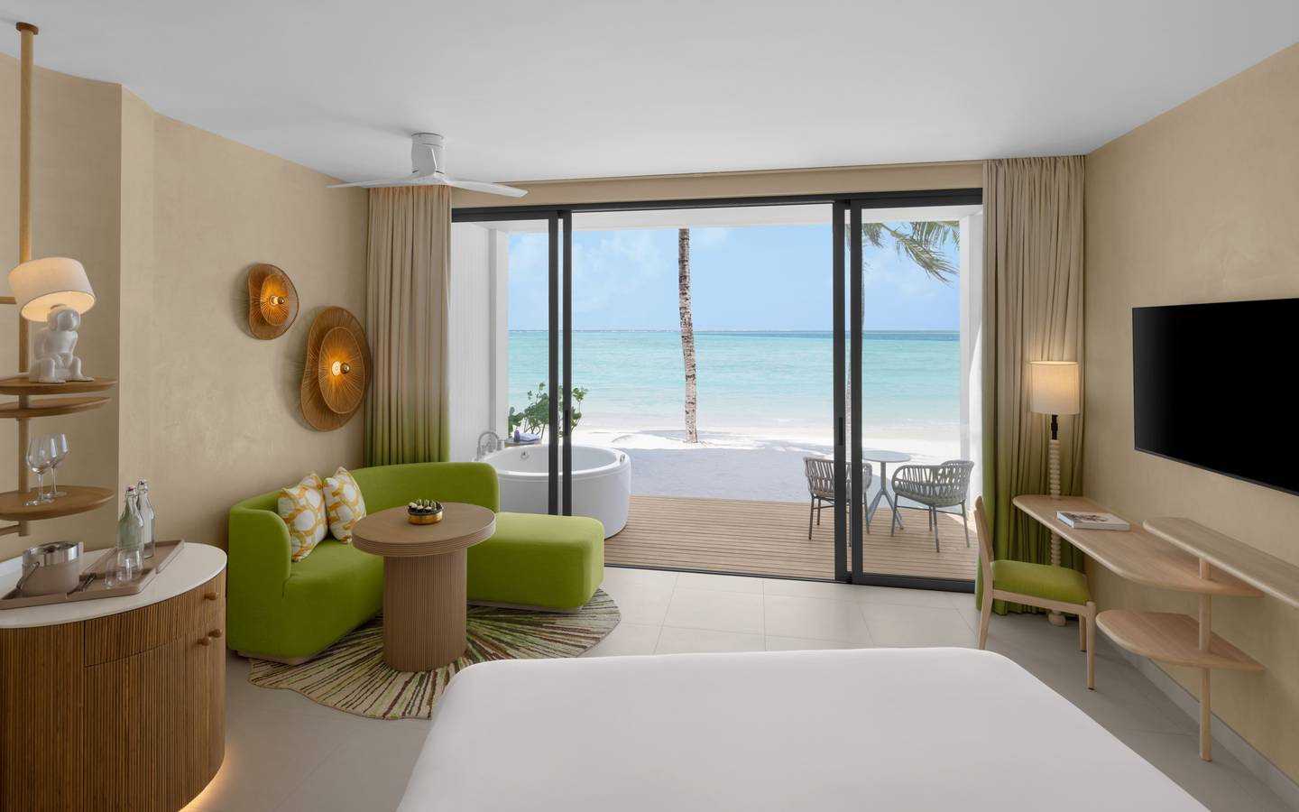 Centara_Mirage_Beachfront_Room_with_Jacuzzi_2
