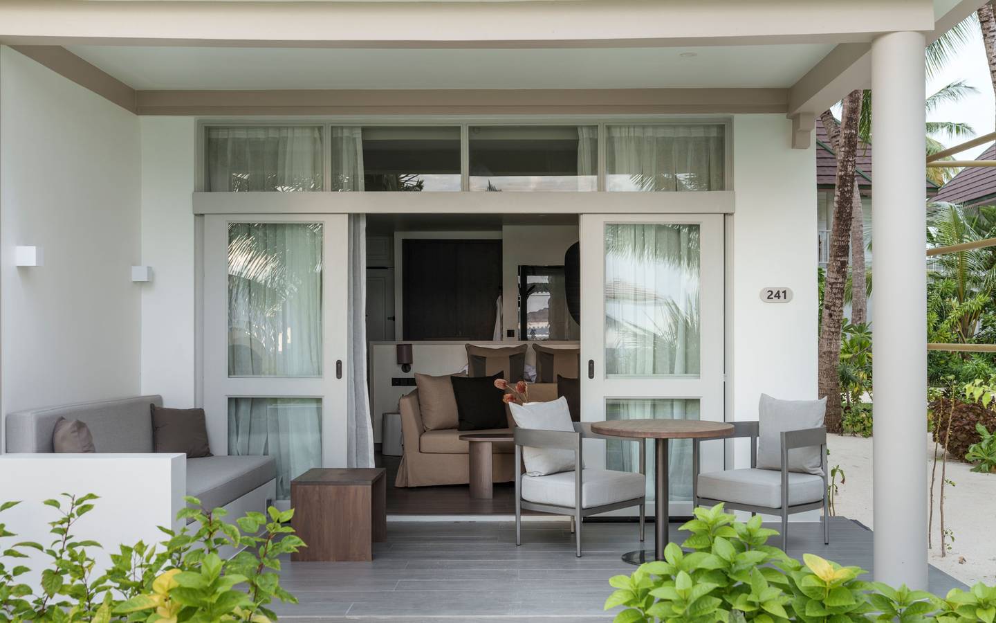 Sun_Siyam_Olhuveli_Malediven_Main_Island_Beach_Pavillon_Terrasse_unten