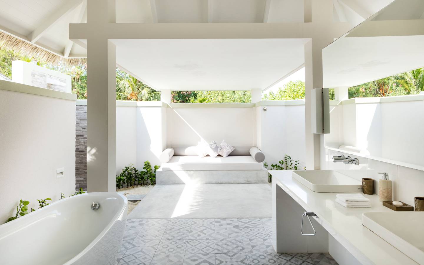 Sun_Siyam_Olhuveli_Grand_Beach_Suite_With_Pool_Außendusche
