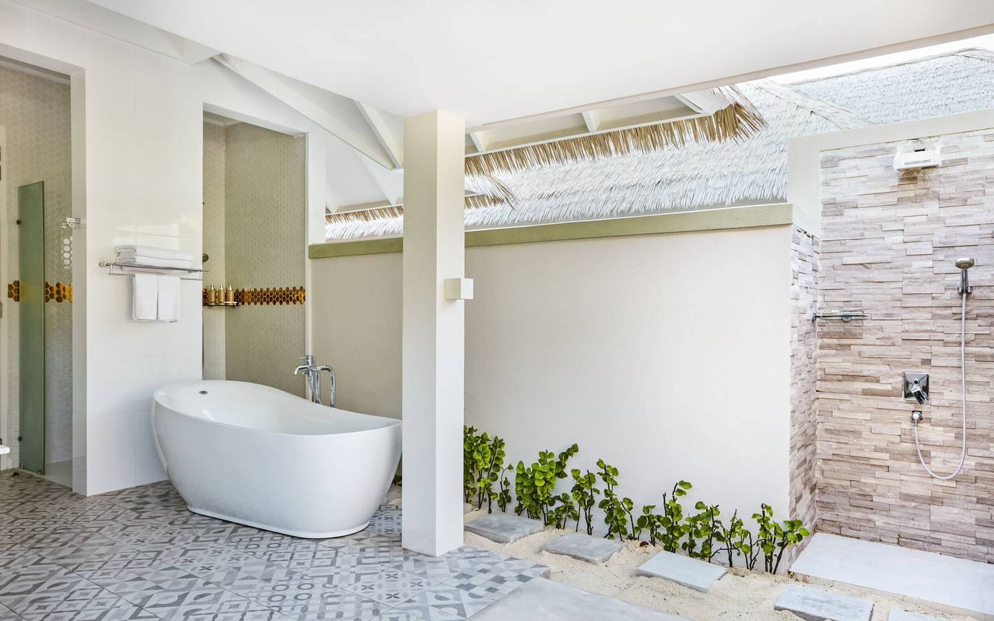 Sun_Siyam_Olhuveli_Grand_Beach_Suite_With_Pool_Bathroom