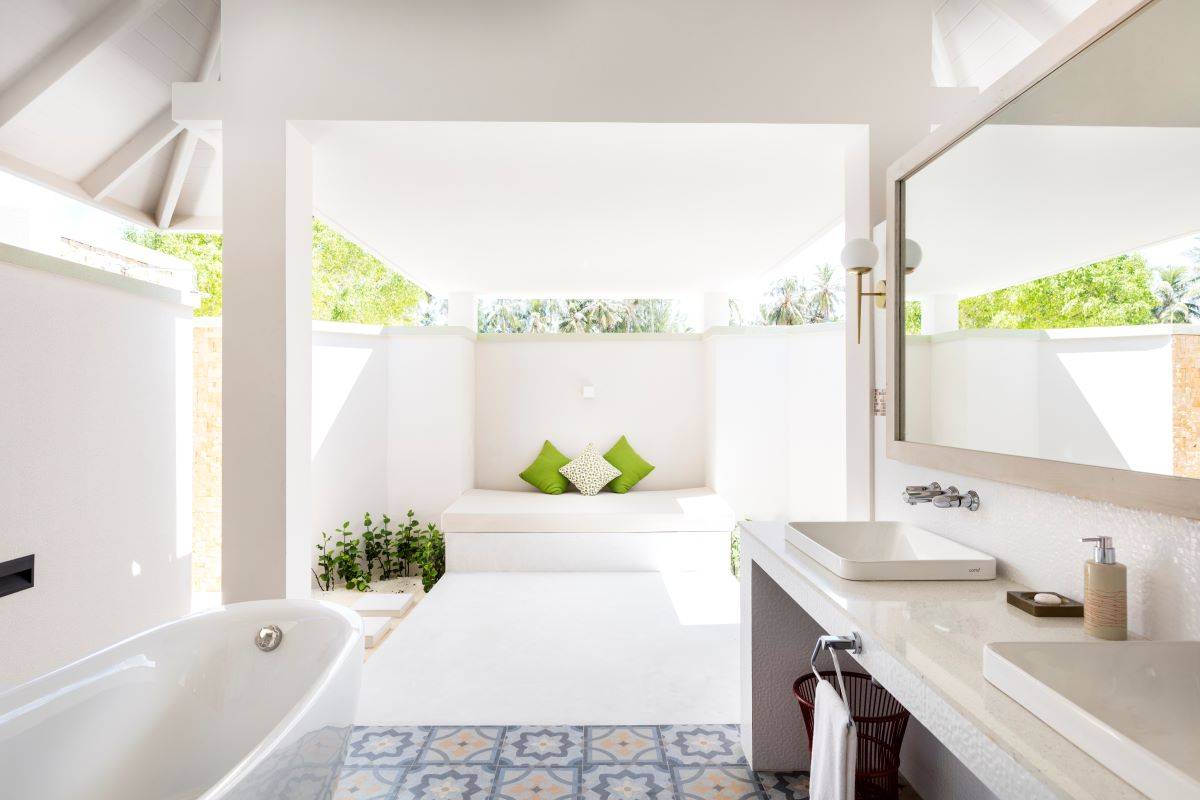 Sun Siyam Olhuveli, Malediven, Grand Beach Villa with Pool, Badezimmer mit Badewanne