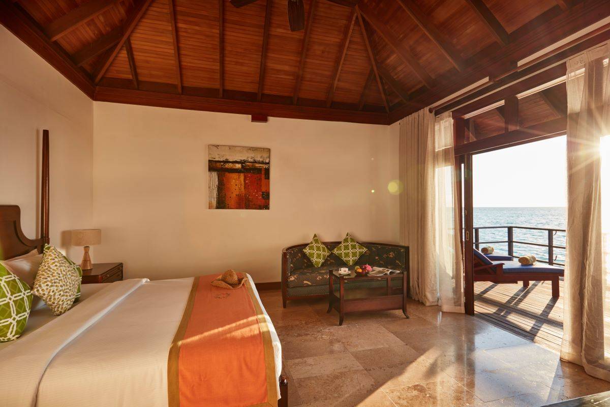 Sun Siyam Olhuveli, Malediven, Deluxe Water Villa, Schlafzimmer mit Ausgang zur Terrasse