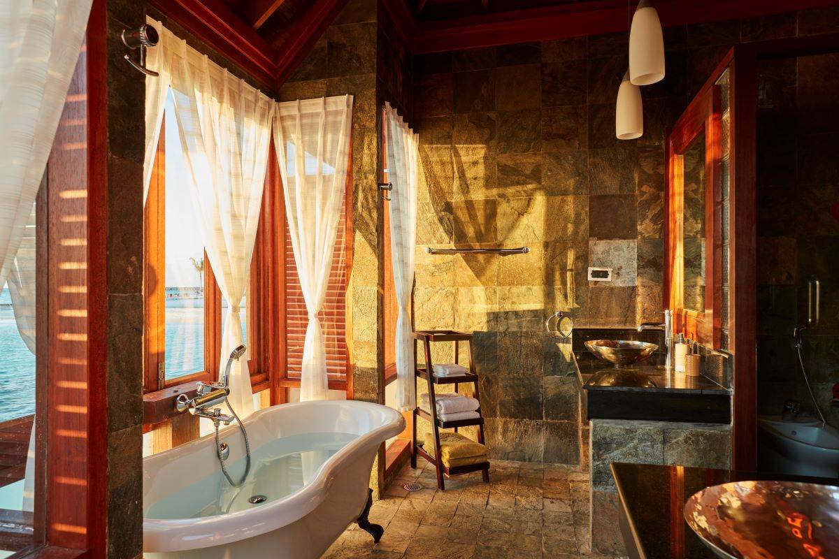 Sun Siyam Olhuveli, Malediven, Deluxe Water Villa, Badezimmer mit 2 Waschbecken