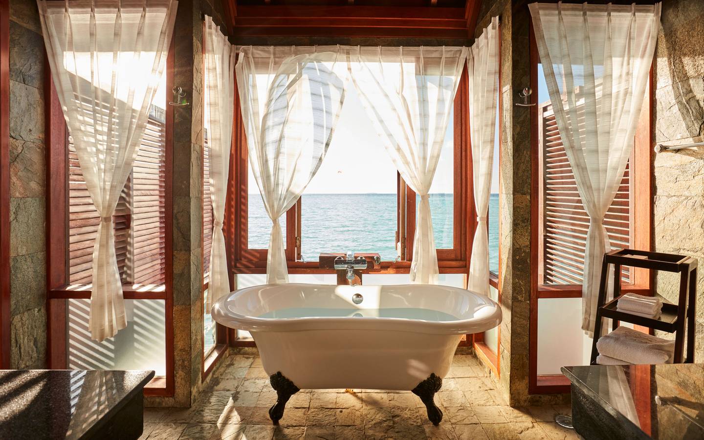 Sun_Siyam_Olhuveli_Main_Island_Deluxe_Water_Villa_Badezimmer_2