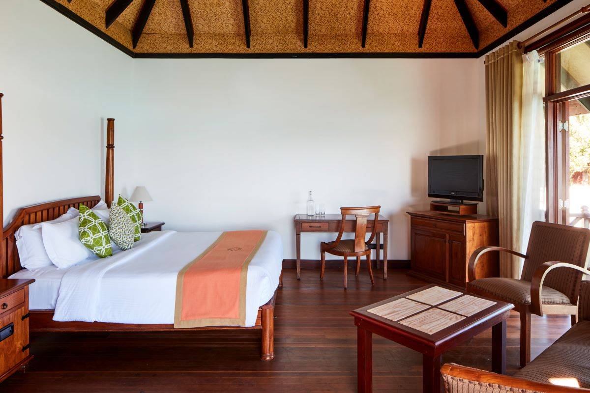 Sun Siyam Olhuveli, Malediven, Water Villa, Schlafzimmer mit Ausgang zur Terrasse