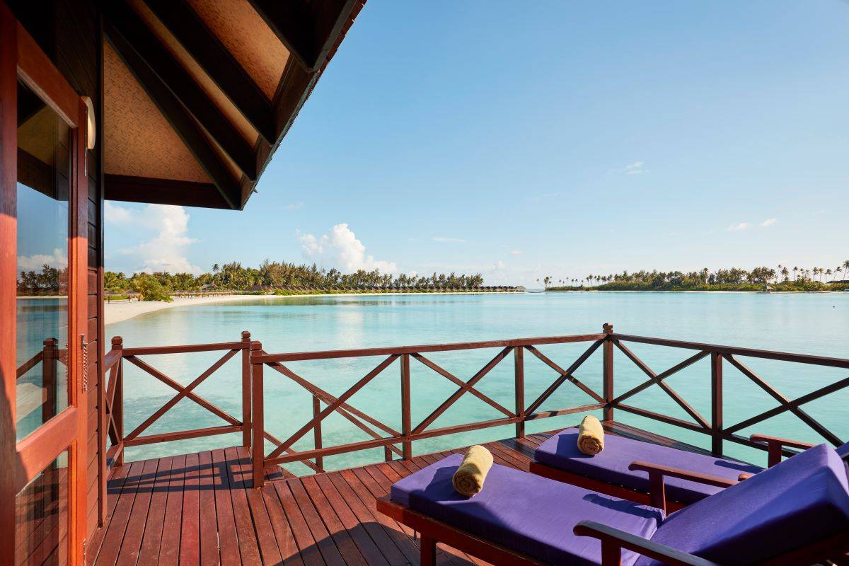 Sun Siyam Olhuveli, Malediven, Water Villa, Sonnendeck mit Liegen