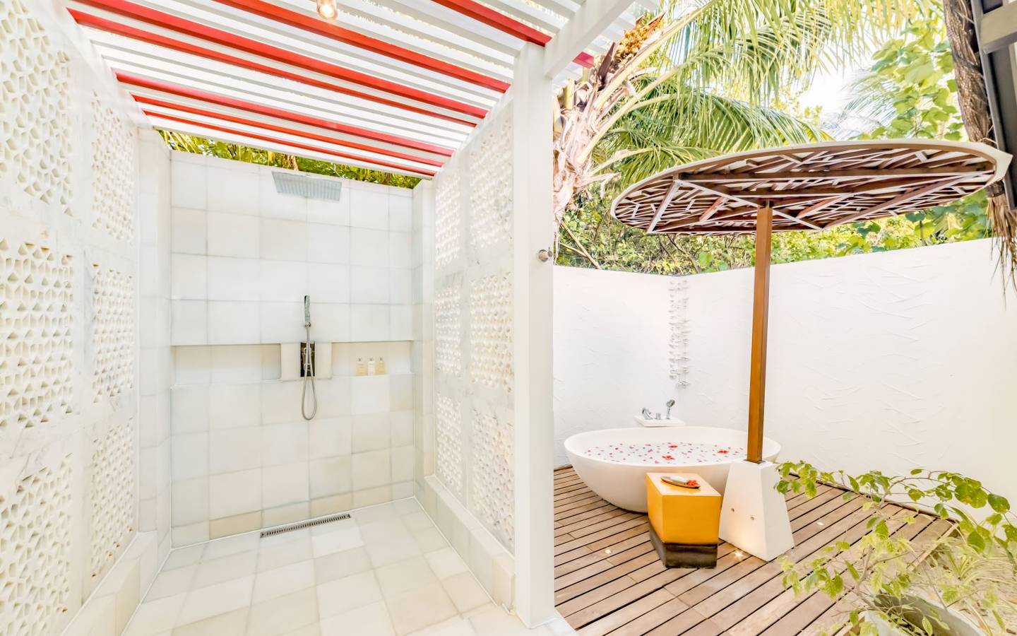 ozen-life-maadhoo-maldives-earth-pool-pavilion-bathroom-outdoor