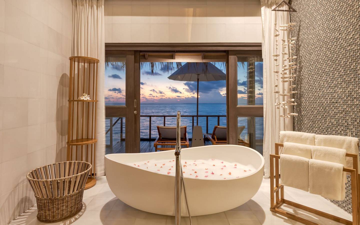 ozen-life-maadhoo-maldives-wind-villa-bathroom-bath-tube
