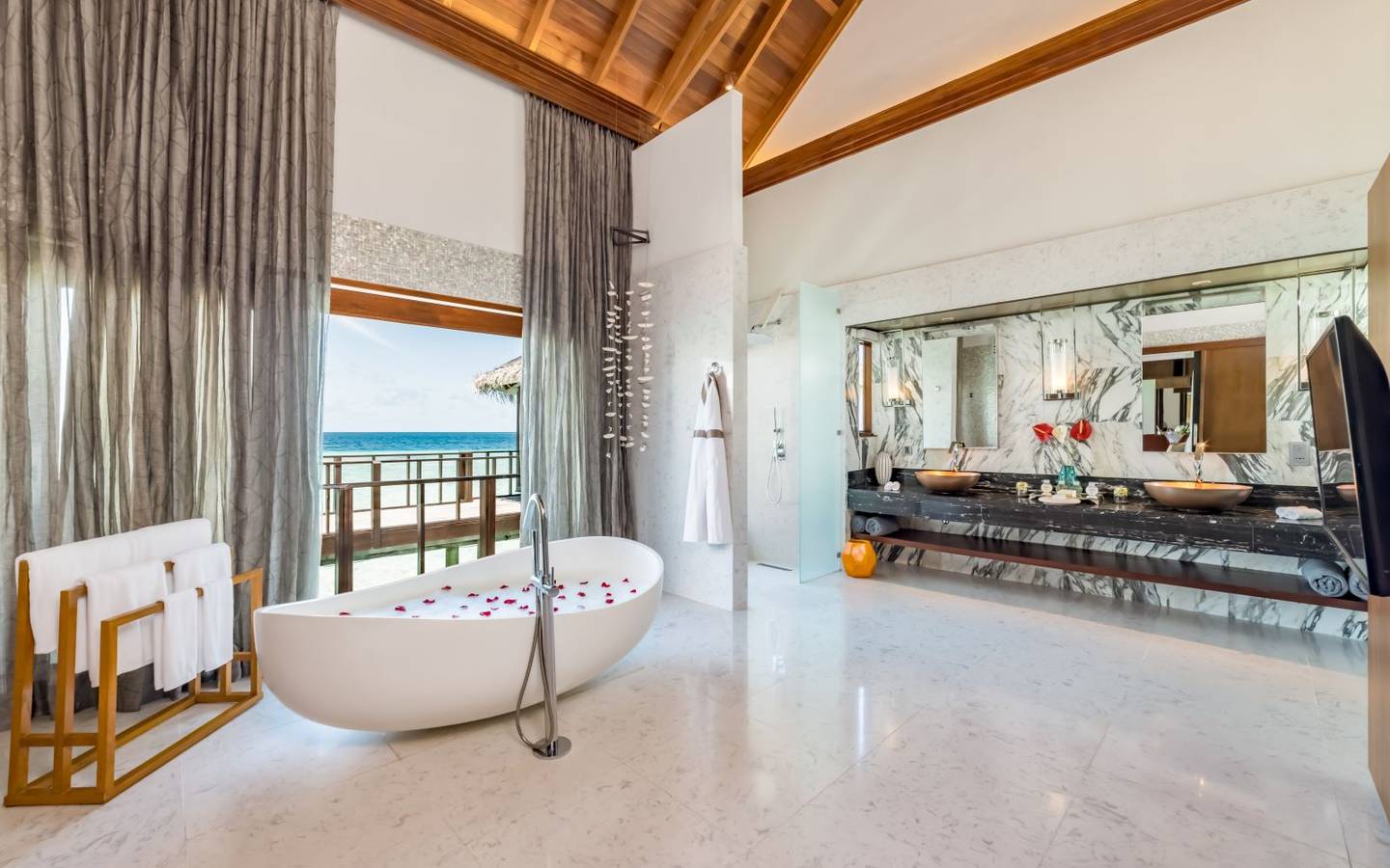 ozen-life-maadhoo-maldives-the-ozen-residence-bathroom-view