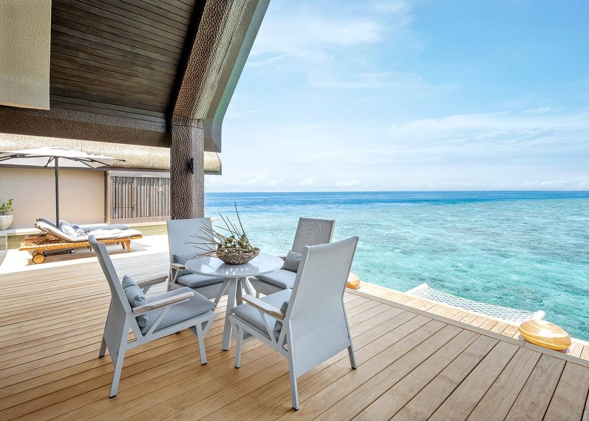 JOALI BEING | Grand Two Bedroom Ocean Pool Villa | Terrasse mit Sitzmöglichkeit