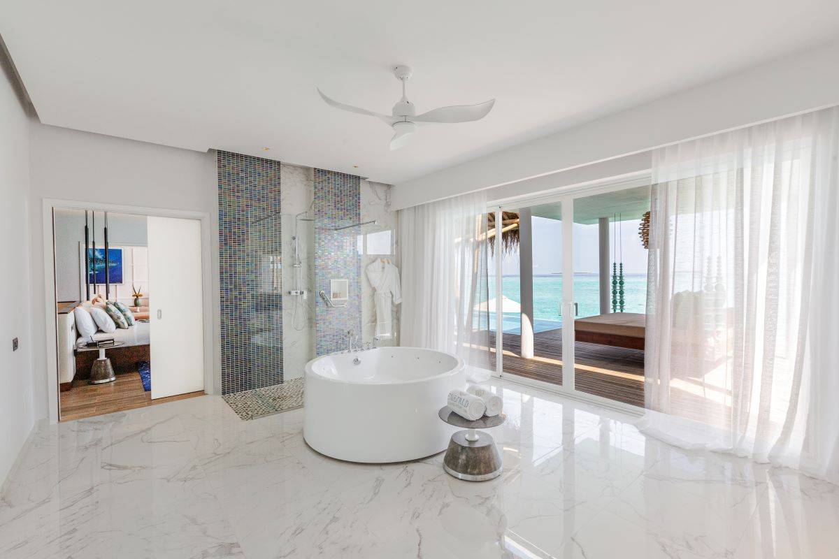 Emerlad Maldives Resort & Spa, Malediven, Superior Water Villa with Pool, Badezimmer mit Jacuzzi
