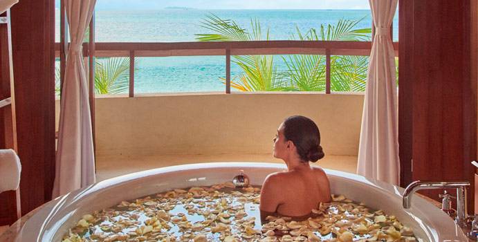 Whirlpool Bad im ersten Stock, Presidential Suite, Constance Halaveli Resort 