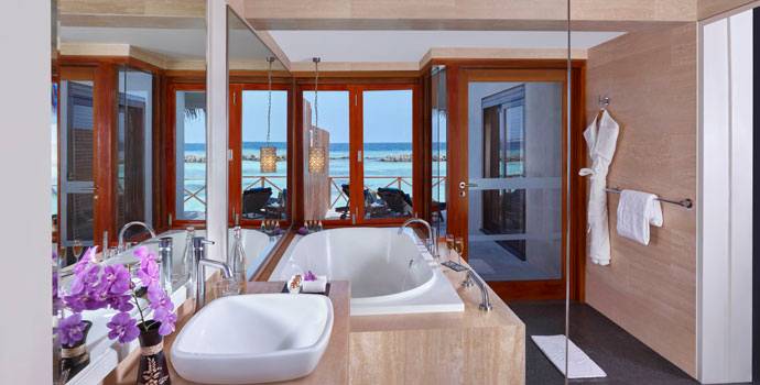 Badezimmer, Premium Water Villa, Taj Coral Reef Resort & Spa