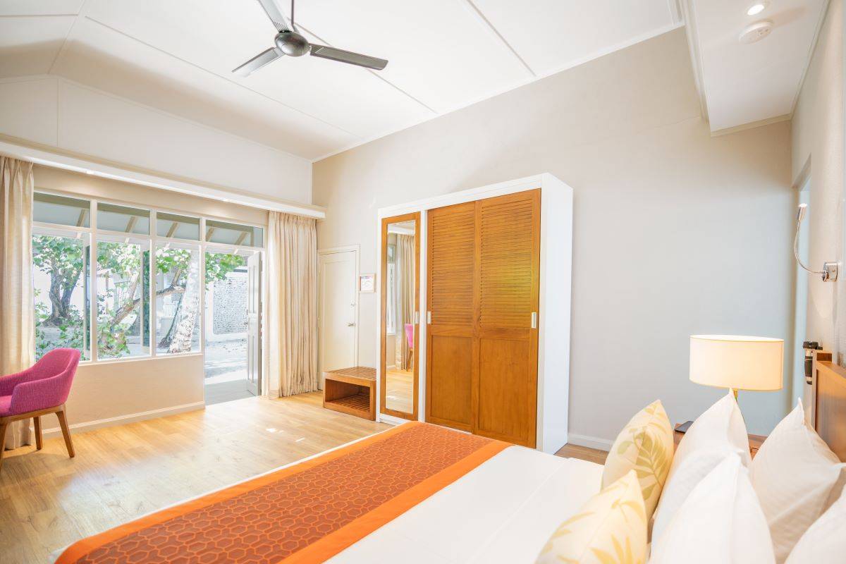 Ellaidhoo Maldives by Cinnamon, Standard Room, Schlafzimmer mit Ausgang ins Freie