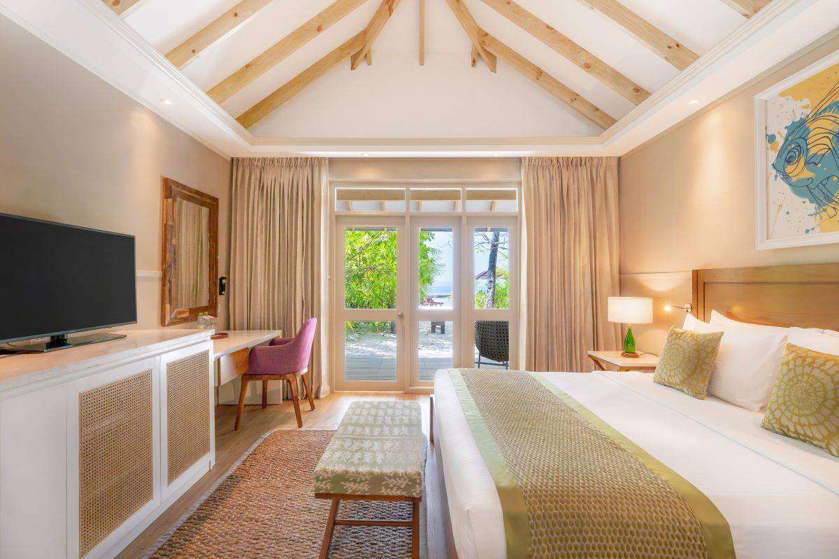 Ellaidhoo Maldives by Cinnamon, Beach Bungalow, Schlafzimmer mit Ausgang auf die Terrasse