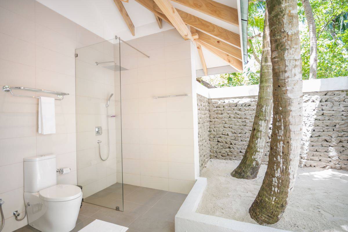 Ellaidhoo Maldives by Cinnamon, Beach Bungalow, offenes Bad