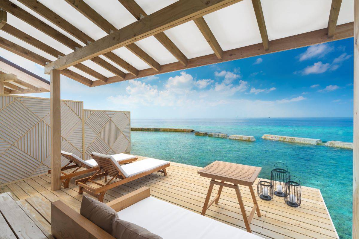 Ellaidhoo Maldives by Cinnamon, Water Bungalow, Terrasse mit direkten Zugang zum Meer