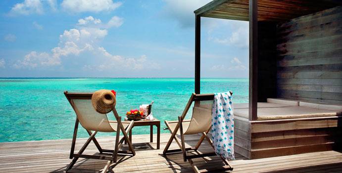 Terrasse mit Tagesbett, Overwater Deluxe Villa, Gangehi Island Resort