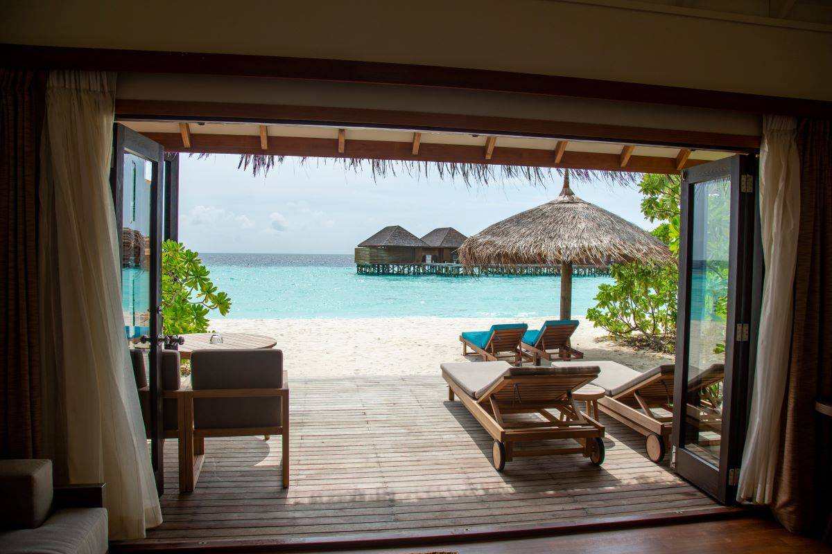 Veligandu Island Resort, Malediven, Jacuzzi Beach Villa, Terrasse mit Meerblick