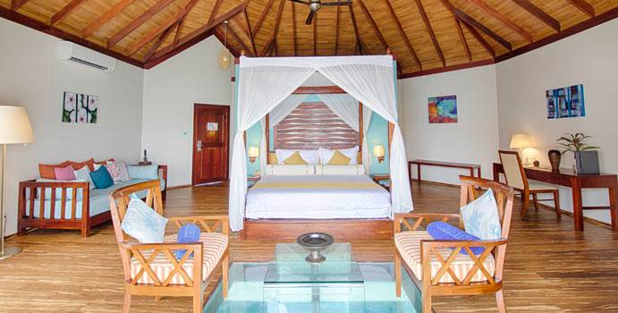 Bett, Wasserbungalow, ROBINSON Club Maldives