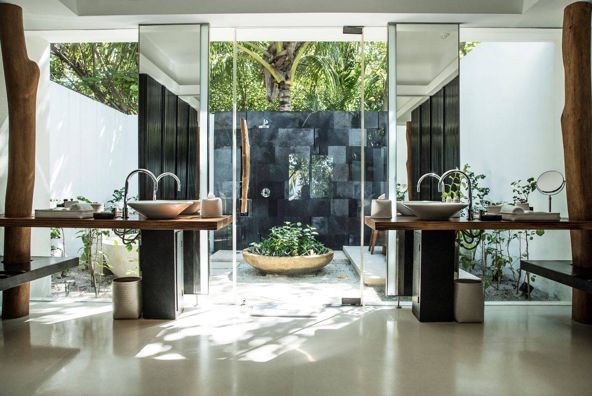 Park Hyatt Maldives Hadahaa, Beach Villa, Badezimmer mit Badewanne und Regendusche im Außenbereich