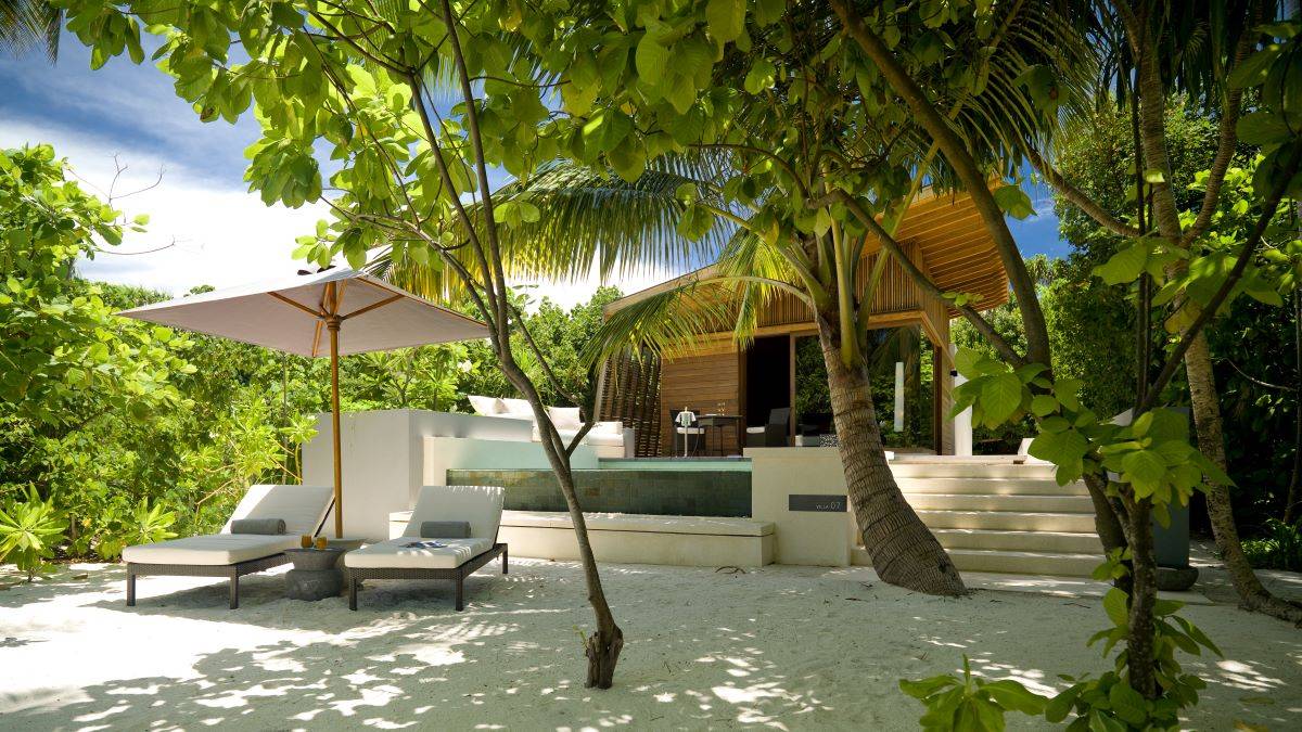 Park Hyatt Maldives Hadahaa, Beach Pool Villa, Strand mit Sonnenliegen