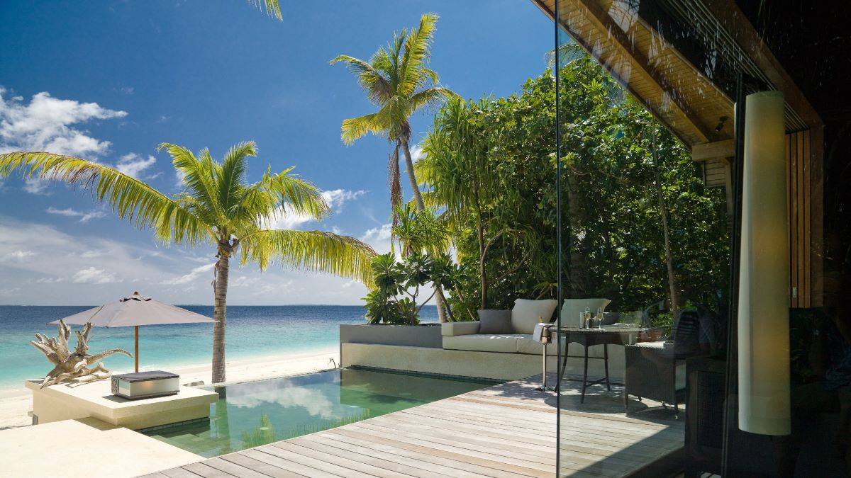 Park Hyatt Maldives Hadahaa, Beach Pool Villa, Terrasse mit Pool und direktem Zugang zum Strand