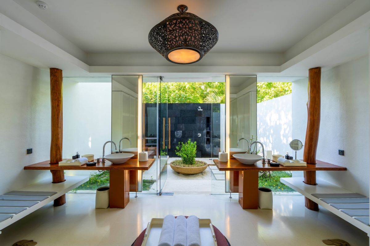 Park Hyatt Maldives Hadahaa, Beach Pool Villa, Badezimmer mit Innen- und Außenbereich
