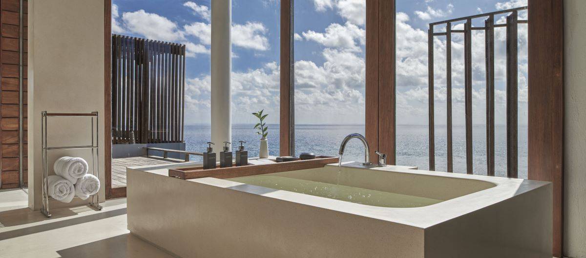 Park Hyatt Maldives Hadahaa, Overwater Sunset Pool Villa, Badezimmer mit Badewanne
