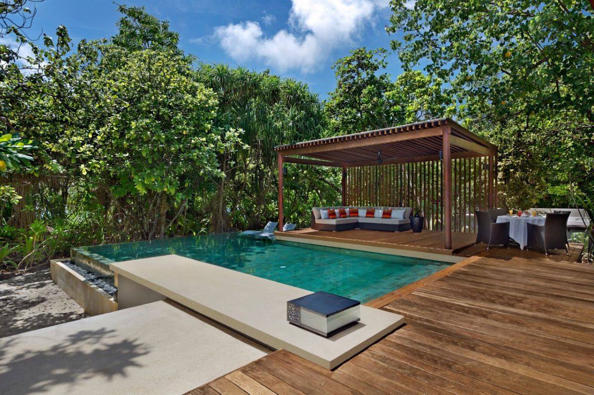 Park Hyatt Maldives Hadahaa, Two Bedroom Beach Villa, Terrasse mit Pool und Sitzgelegenheiten