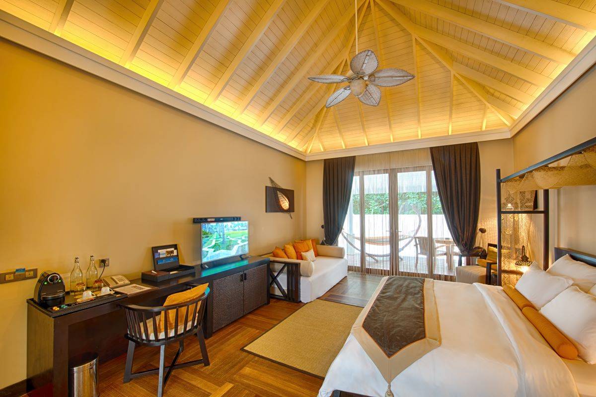 Ayada Maldives, Malediven, Garden Villa, Schlafzimmer mit Ausgang zur Terrasse