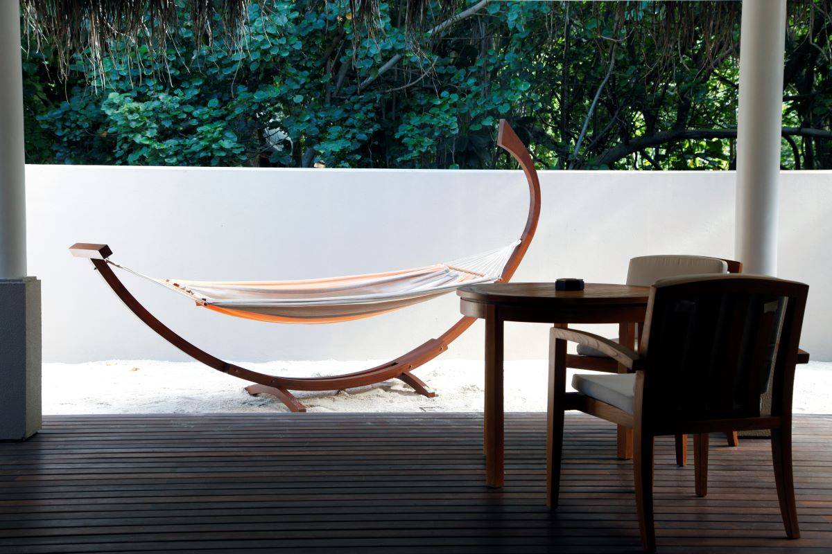 Ayada Maldives, Malediven, Garden Villa, Terrasse mit Hängematte