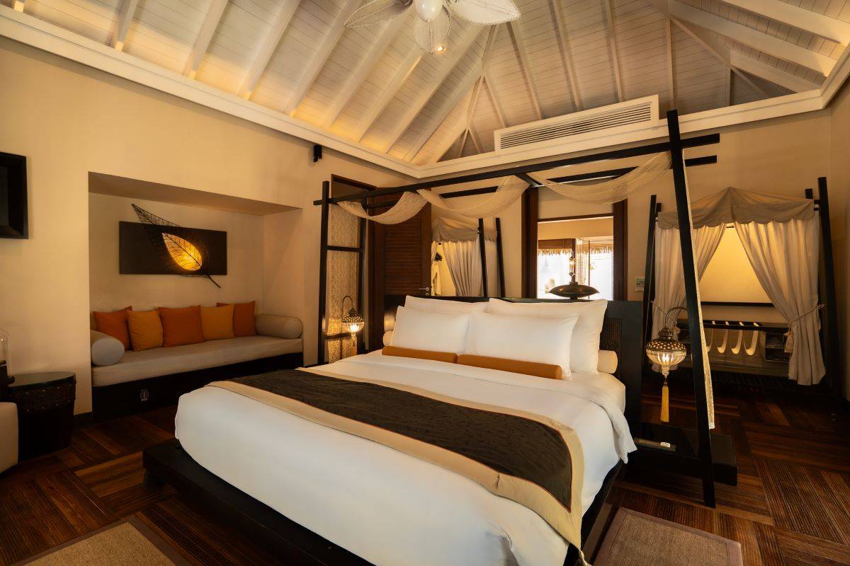 Ayada Maldives, Malediven, Beach Family Suite with Pool, Schlafzimmer mit King Size Bett
