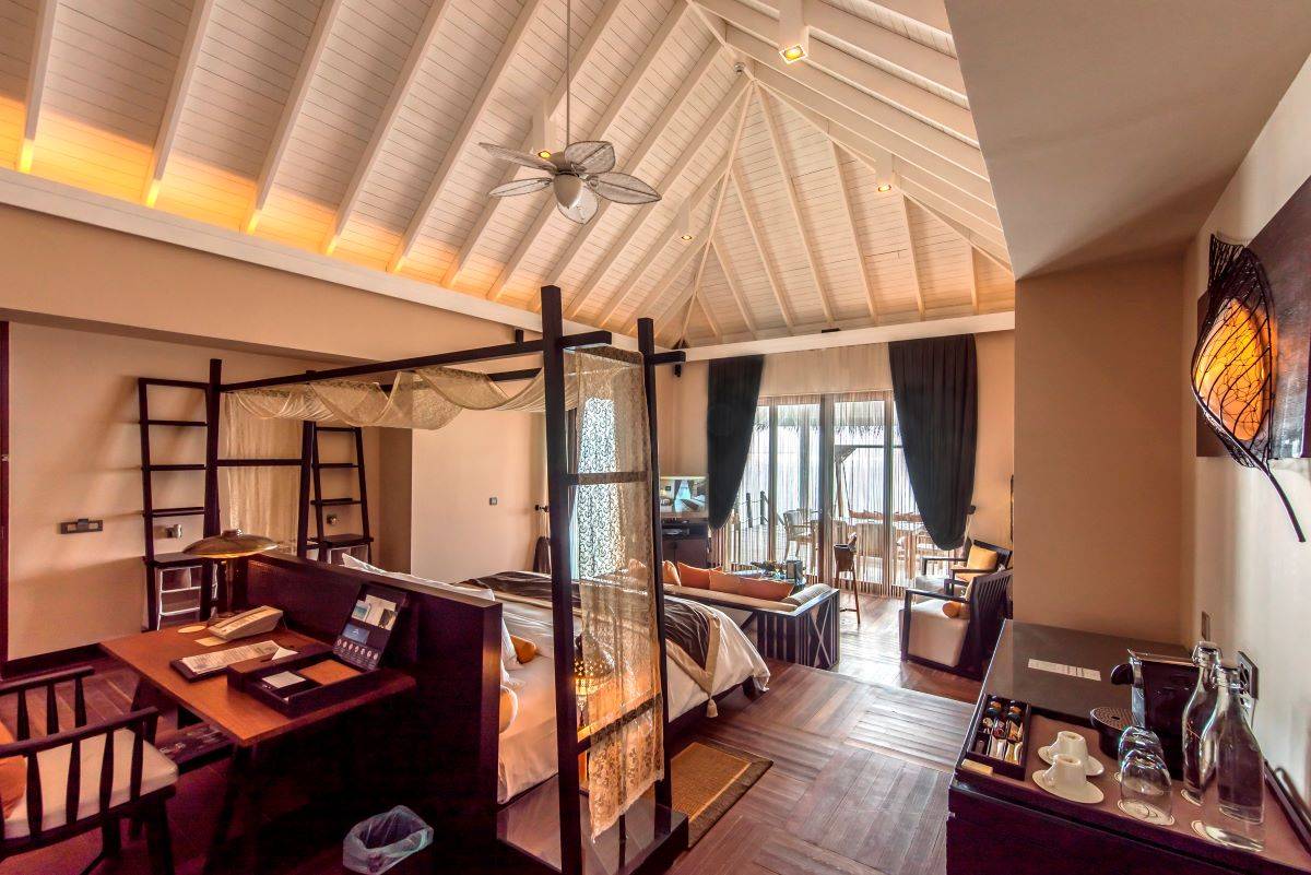 Ayada Maldives, Malediven, Sunset Lagoon Suite with Pool, Wohn- und Schlafbereich