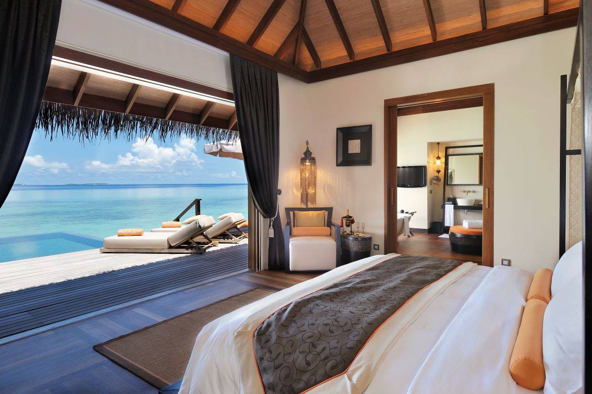 Ayada Maldives, Malediven, Sunset Ocean Family Suite with Pool, Schlafzimmer mit Ausgang zur Terrasse
