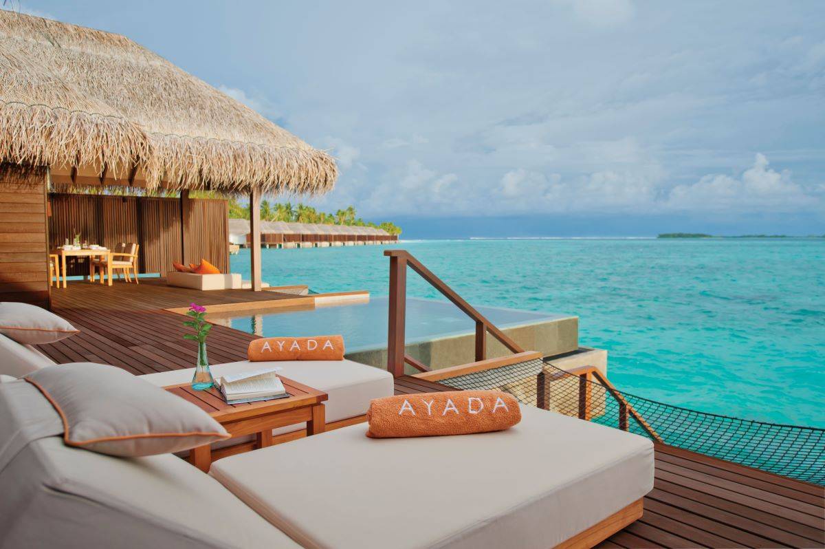 Ayada Maldives, Malediven, Sunset Ocean Family Suite with Pool, Sonnendeck mit Pool, Liegegelegenheiten und Hängemattenn