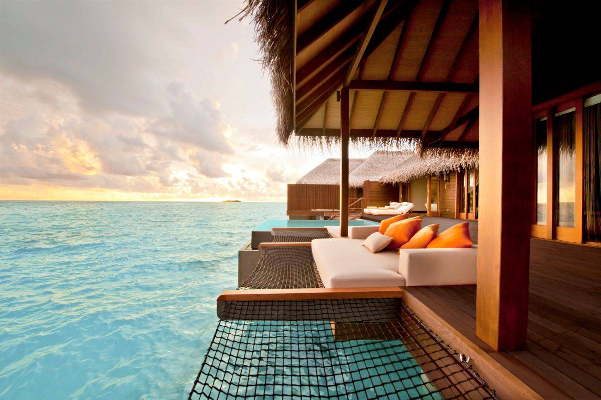 Ayada Maldives, Malediven, Sunset Ocean Family Suite with Pool, Sofa und Hängematten