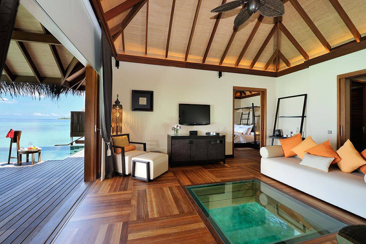 Ayada Maldives, Malediven, Sunset Ocean Suite with Pool, Wohnbereich mit Glasboden