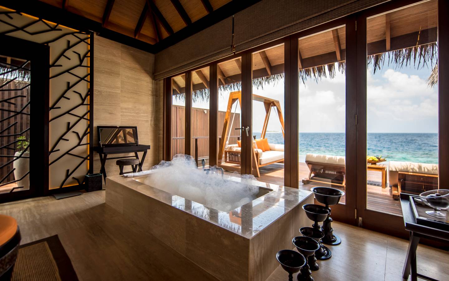 Ayada Maldives, Malediven, Ayada Royal Ocean Suite, Badewanne mit Schaumbad