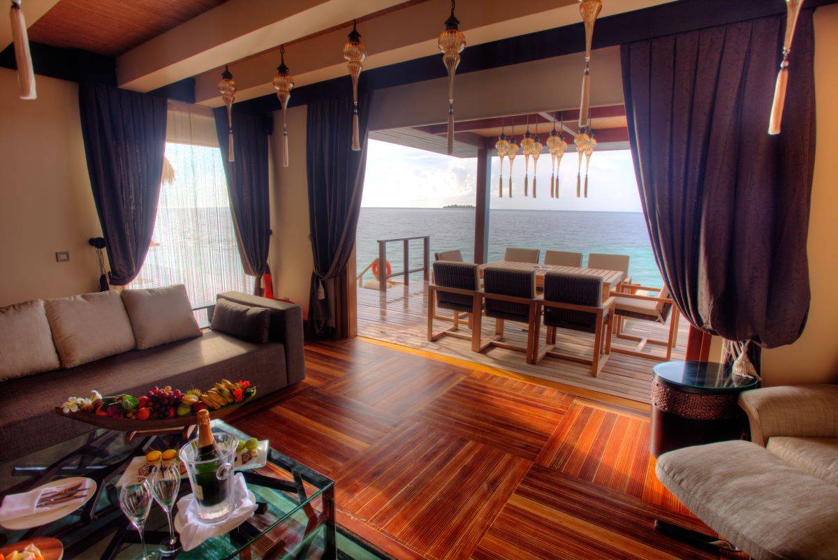 Ayada Maldives, Malediven, Ayada Royal Ocean Suite, Wohnzimmer mit Ausgang zur Terrasse