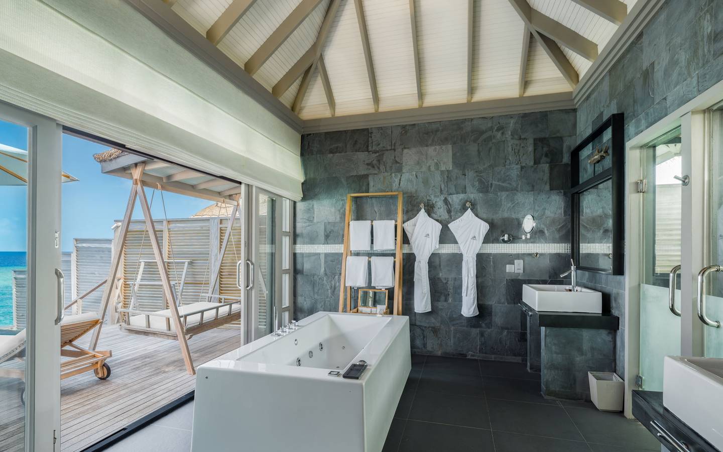 JA_Manafaru_Maldives_Sunset_Water_Villa_with_Infinity_Pool_Bathroom