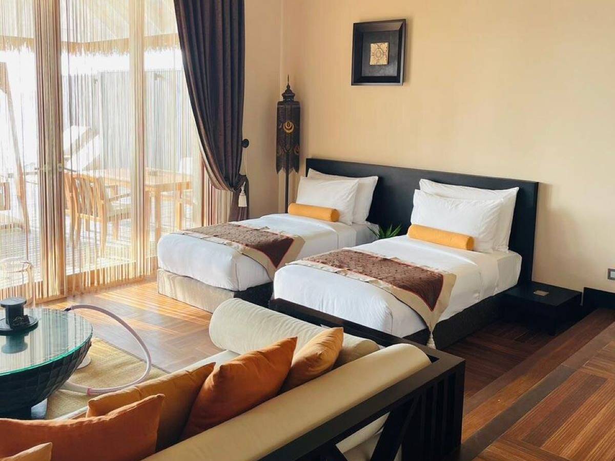 Ayada Maldives, Malediven, Sunset Family Lagoon Suite with Pool, Schlafzimmer mit Wohnbereich