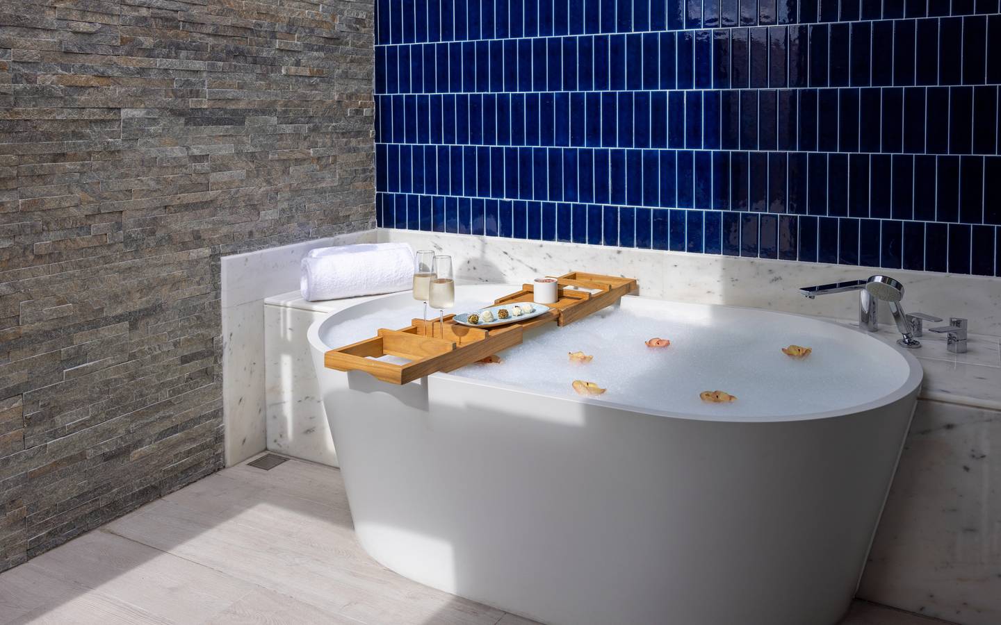 Avani_Beach_Villa_extra_Bed_bathroom