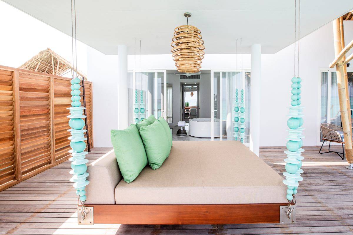 Emerlad Maldives Resort & Spa, Malediven, Superior Water Villa with Pool, Terrasse mit Daybed