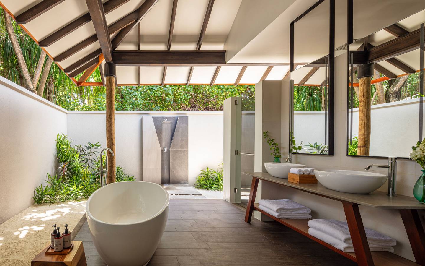 NH_Collection_Maldives_Havodda_Resort_Guest_Room_Sunrise_Beach_Pool_Villa_Bathroom
