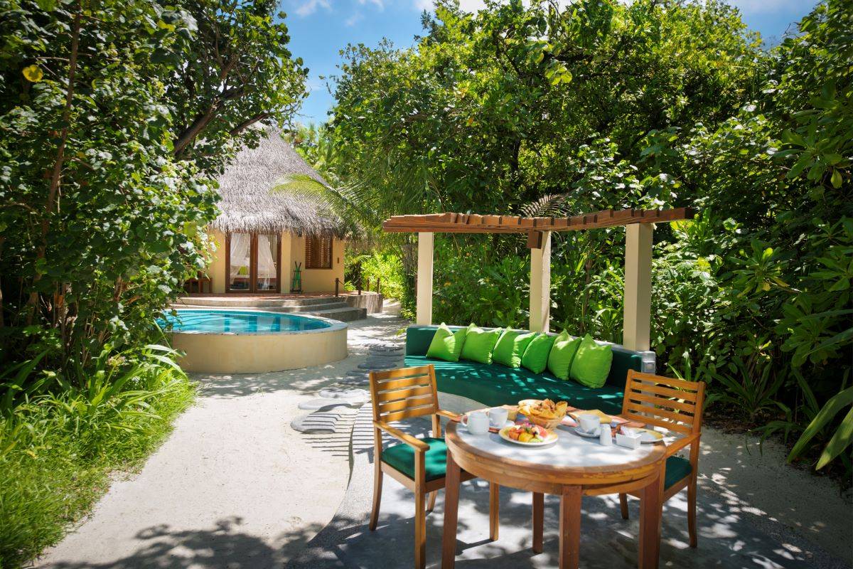 Coco Palm Dhuni Kolhu, Malediven, Deluxe Pool Villa, Frühstück im Freien
