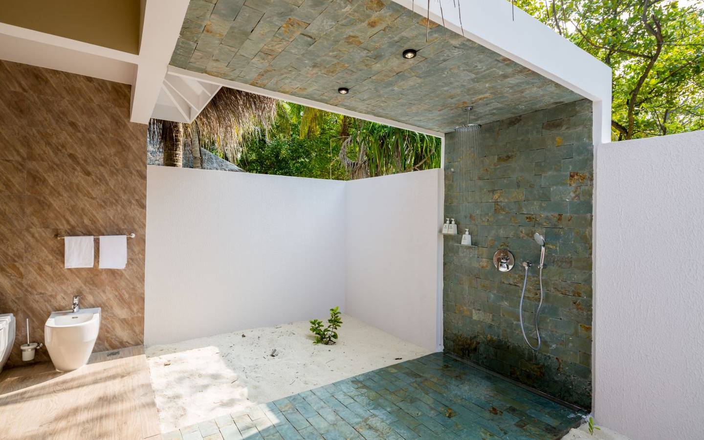 Cocoon Maldives, Beach Suite with Pool, Dusche