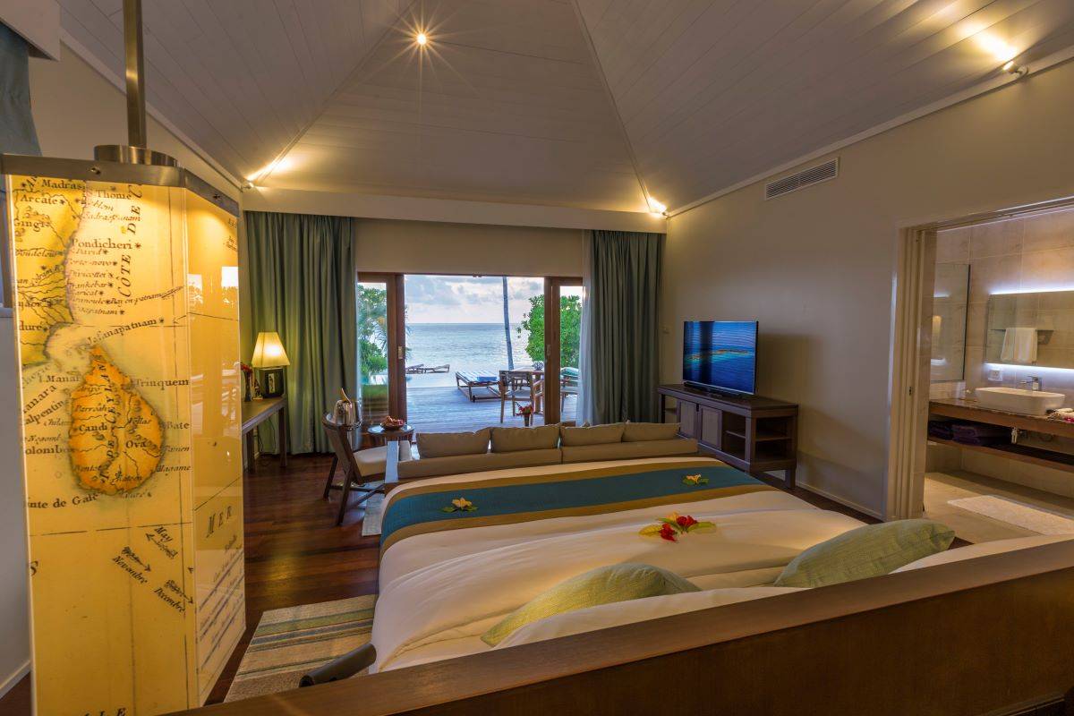 Hurawalhi Island Resort, Malediven, Beach Sunset Pool Villa, Schlafzimmer mit Ausgang zur Terrasse