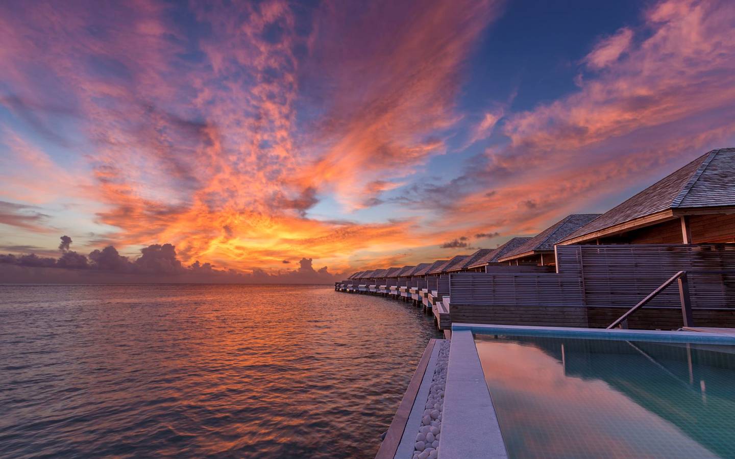 Hurawalhi Island Resort, Malediven, Ocean Pool Villa, Villen bei Sonnenuntergang