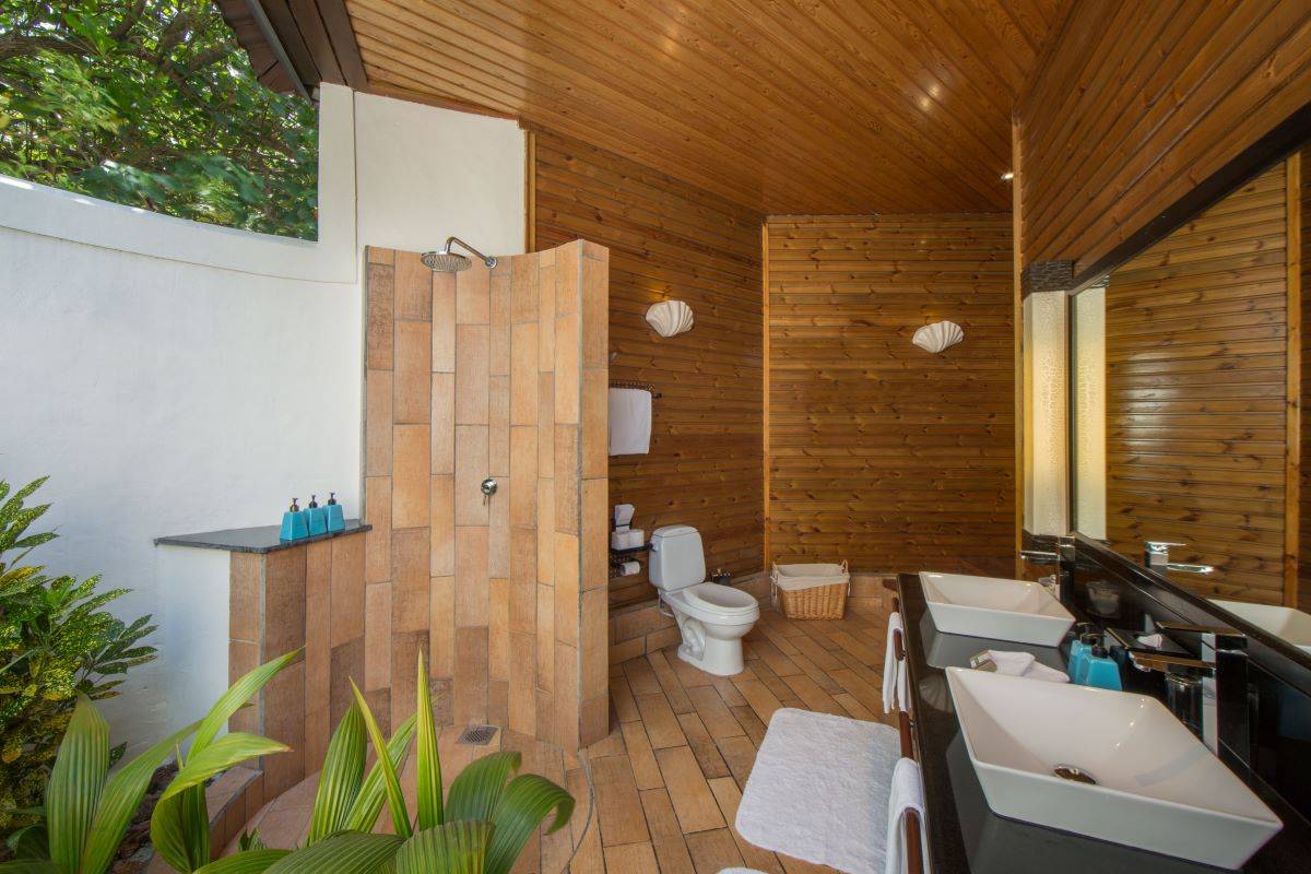 Komandoo Island Resort, Malediven, Beach Villa, Badezimmer